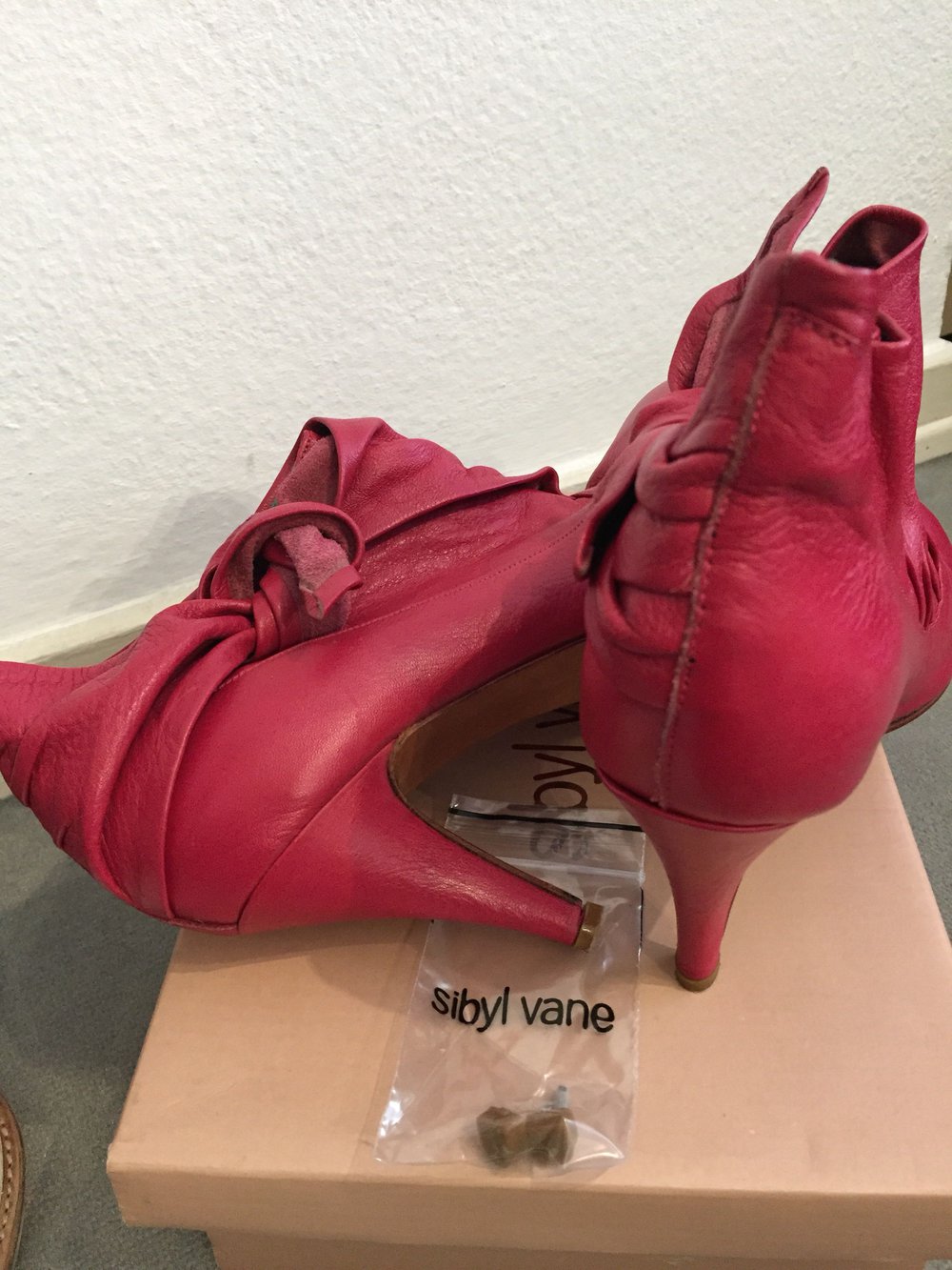 Pink Leder hohe Stiefeletten von Sibyl Vane.