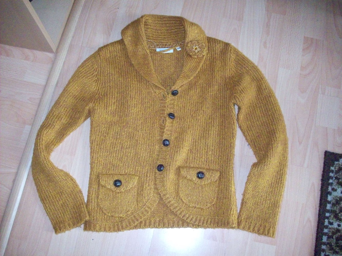 Kuschelige Retro Strickjacke orange, ocker, mit Blümchen am Kragen, Gr. 36