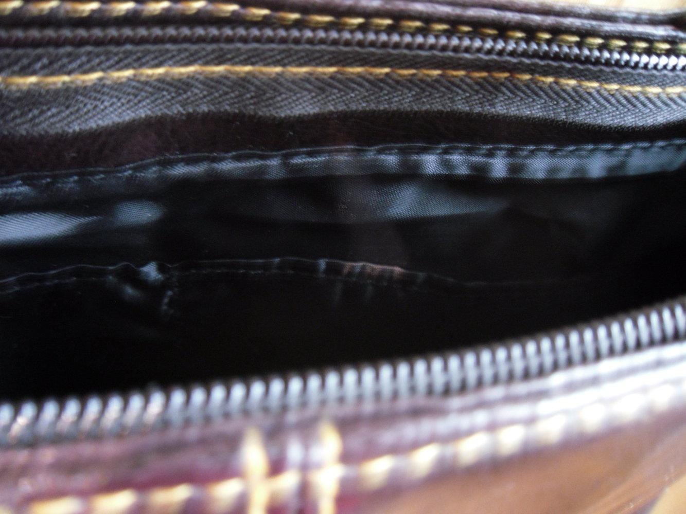 Ungetragene schlichte dunkelbraune Tasche aus Kunstlede