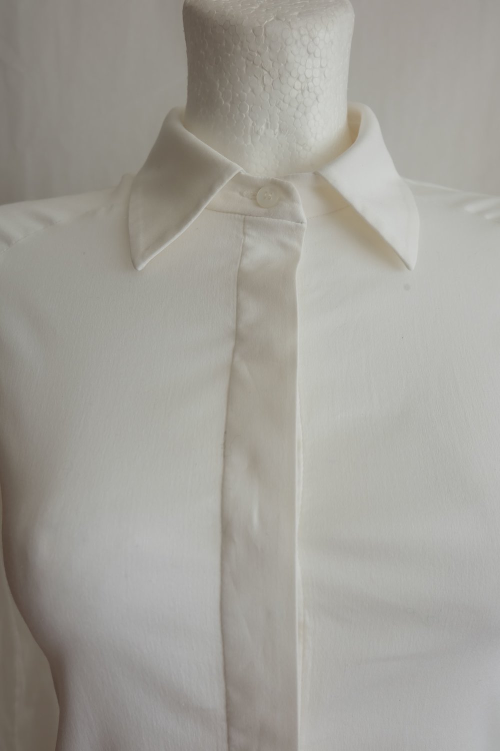 Zarte Baumwollbluse mit Elastan, Tailliert, extra breite historisch geschwungene Manschette, Raglanärmel mit Hemdkragen in weiss