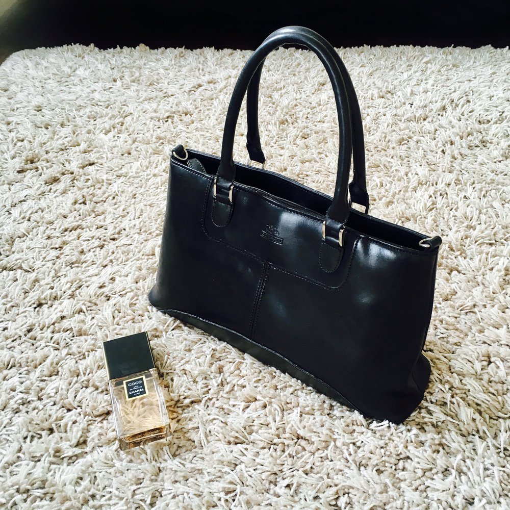 Handtasche Trapez Tasche Bag Echtleder Dolphin schwarz
Elegante, zeitlose Handtasche
Hochwertiges Glattleder
Sehr gut erhalten
Mit zwei kurzen Henkeln
3 separate Fächer + kleines Innenfach in der mittleren Abteilung
Schwarz, der bläuliche Schimmer ko