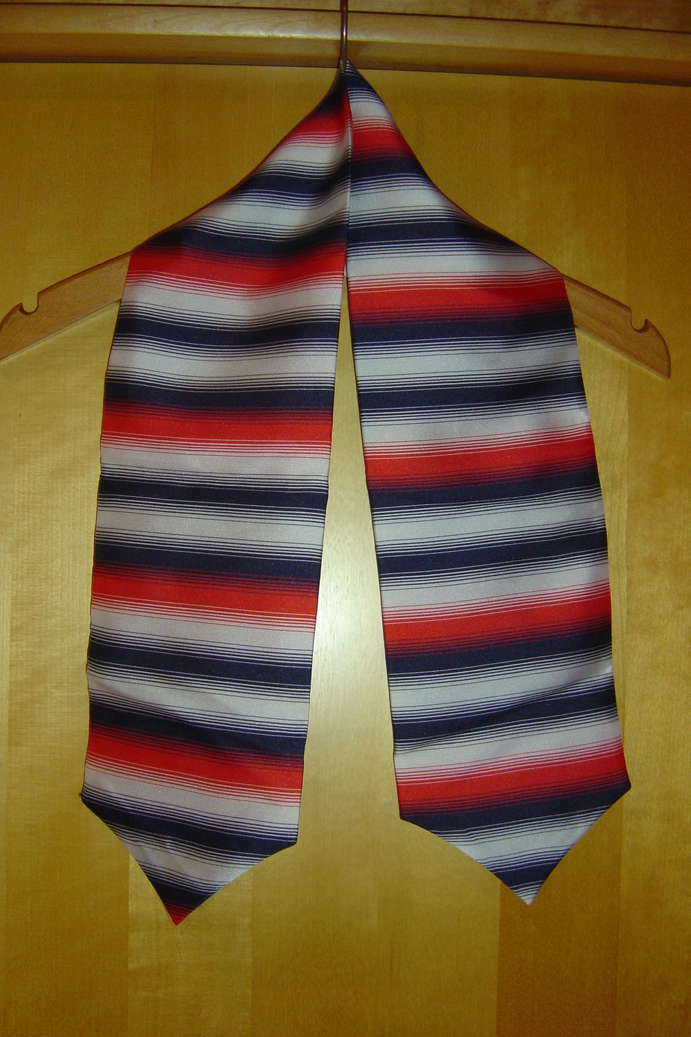 Blau-rot-weiß gestreiftes Tuch