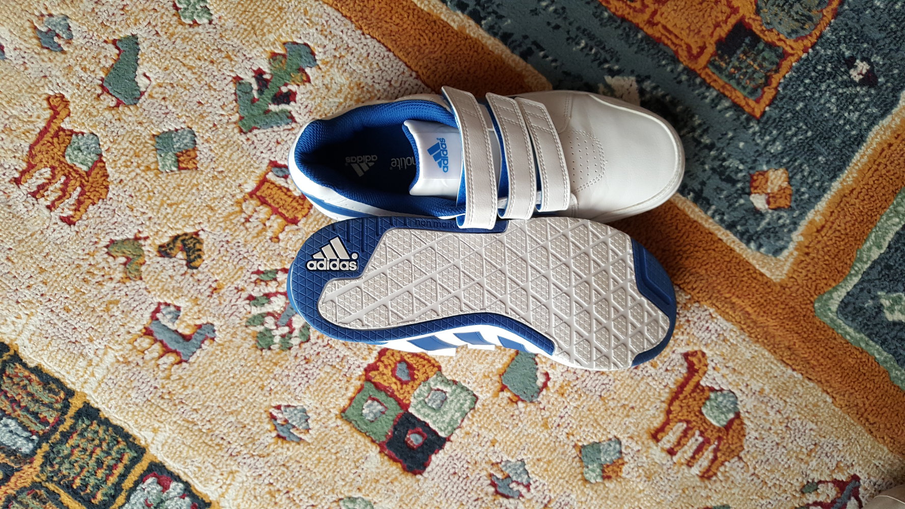 450. Neue Sportschuhe/Sneakers von Adidas, Gr. 40, im Originalkarton.
