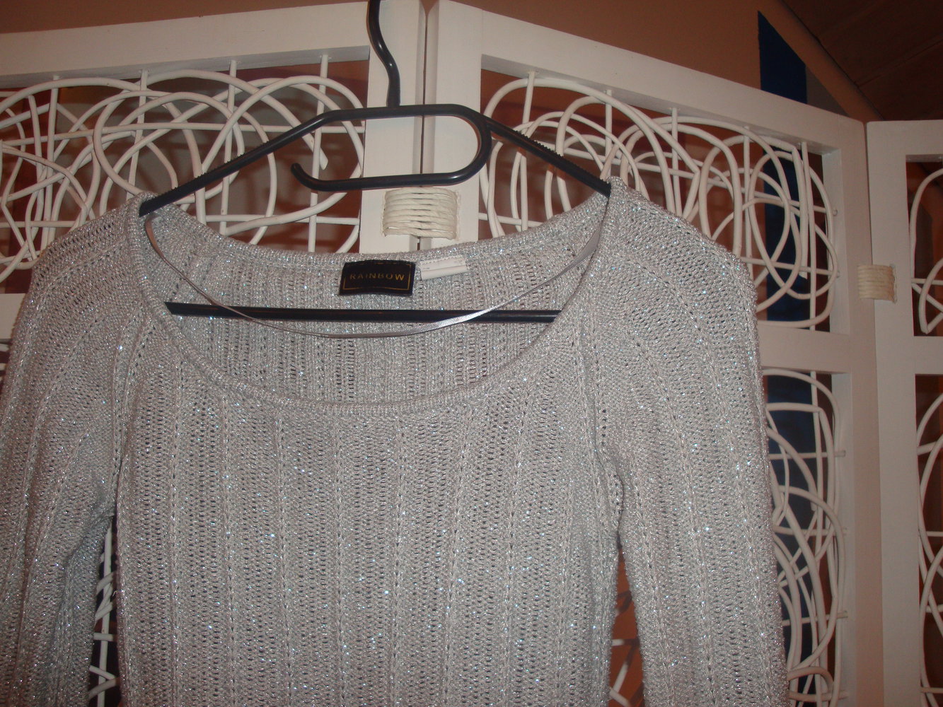 silberner Pulli mit feinem Zopfmuster