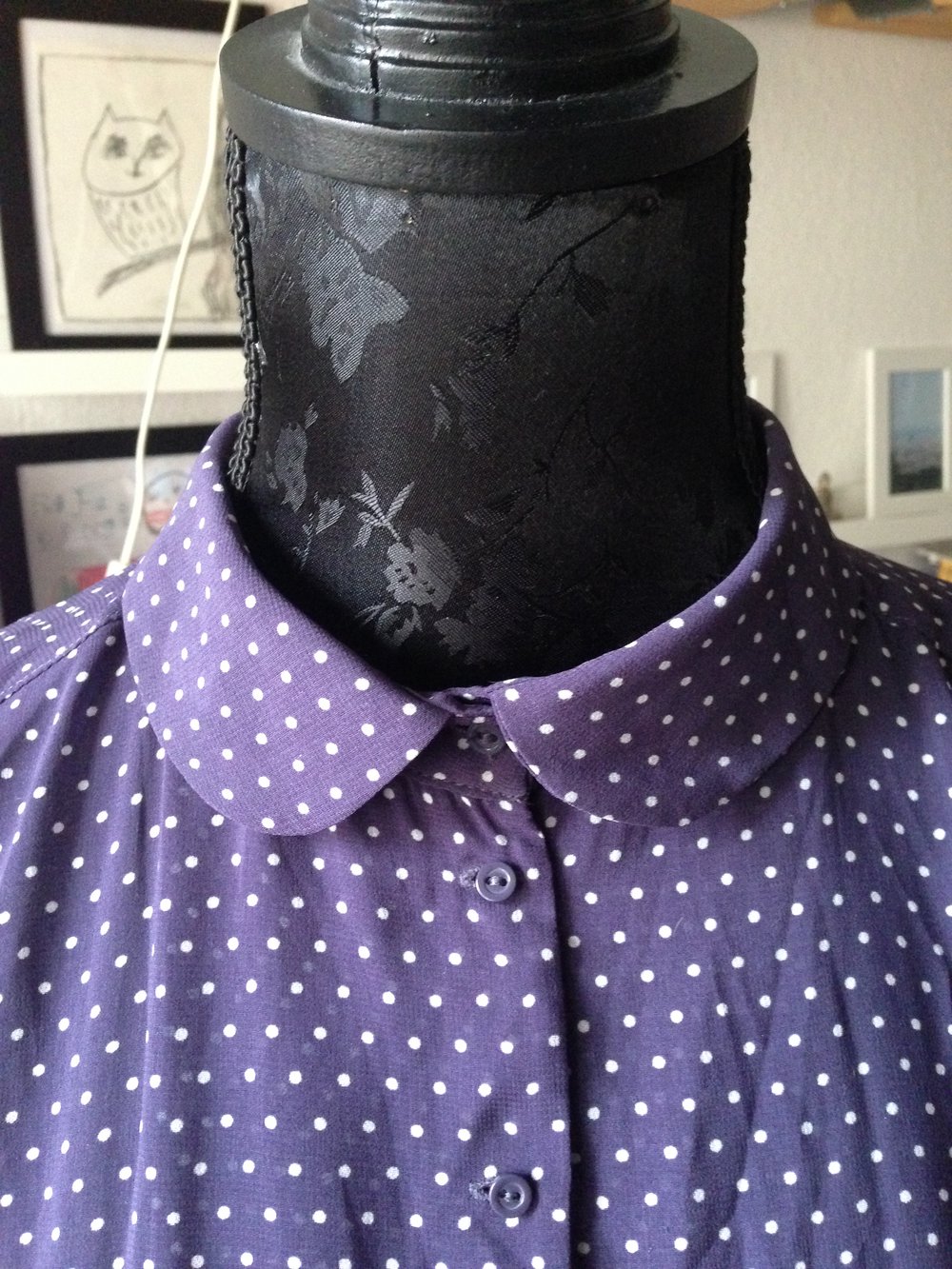 weiß /blau gepunktetes Kleid mit Bubi Kragen