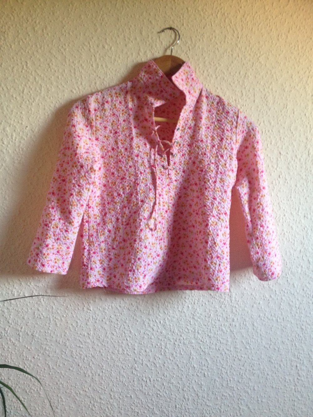 pinke Bluse mit Blumenmuster