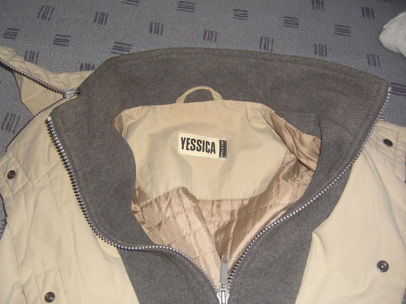 Winterjacke mit abnehmbarer Kapuze