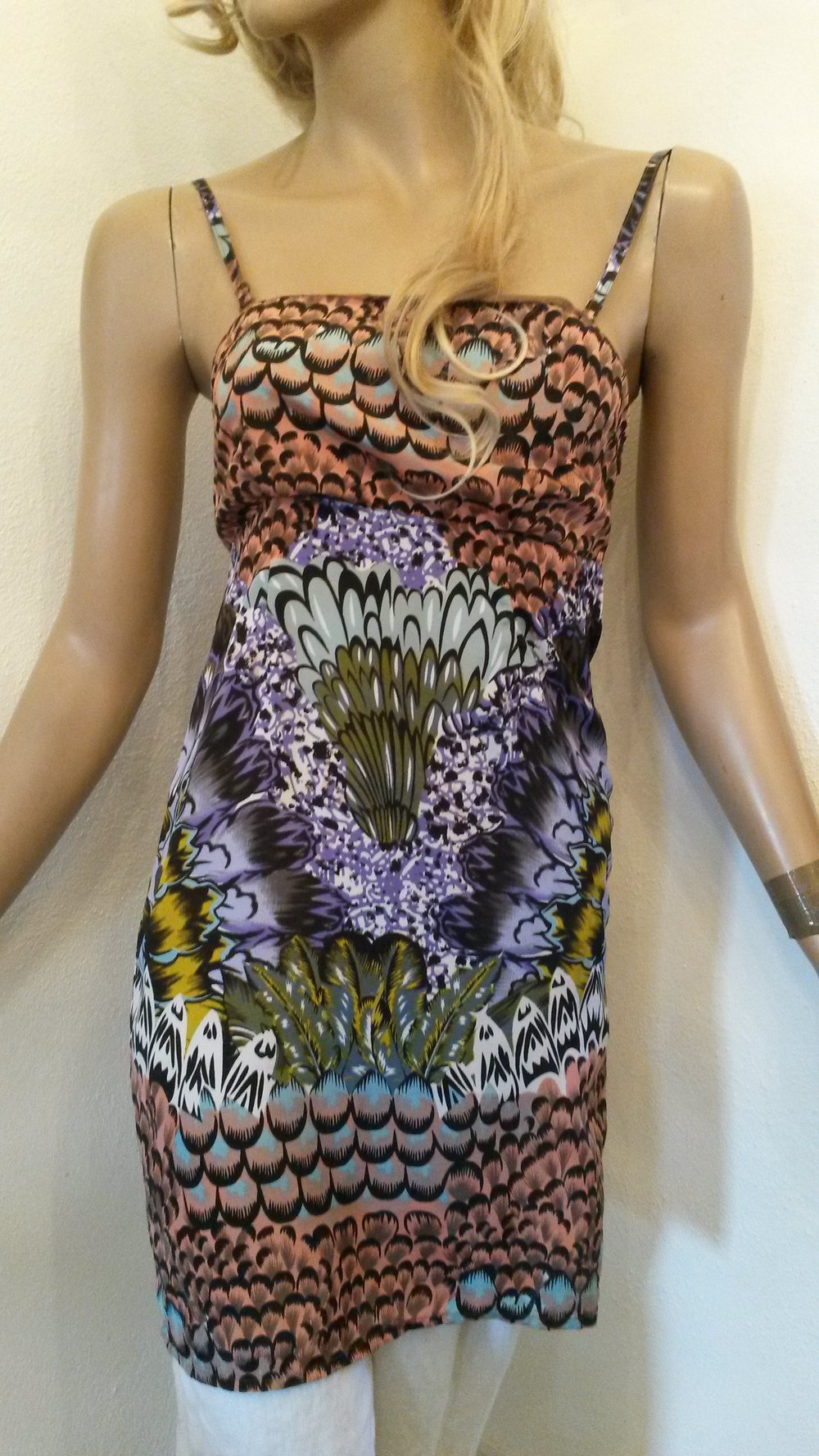 Empire- Kleid mit auffälligem Federnprint 