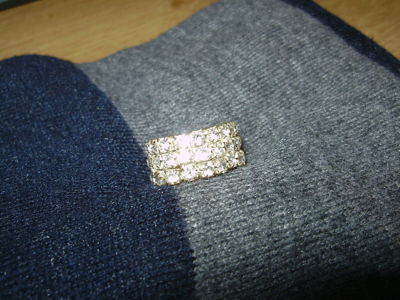 Ring silberfarben mit lauter kleinen Glitzersteinen dehnbar Einheitsgröße wie neu