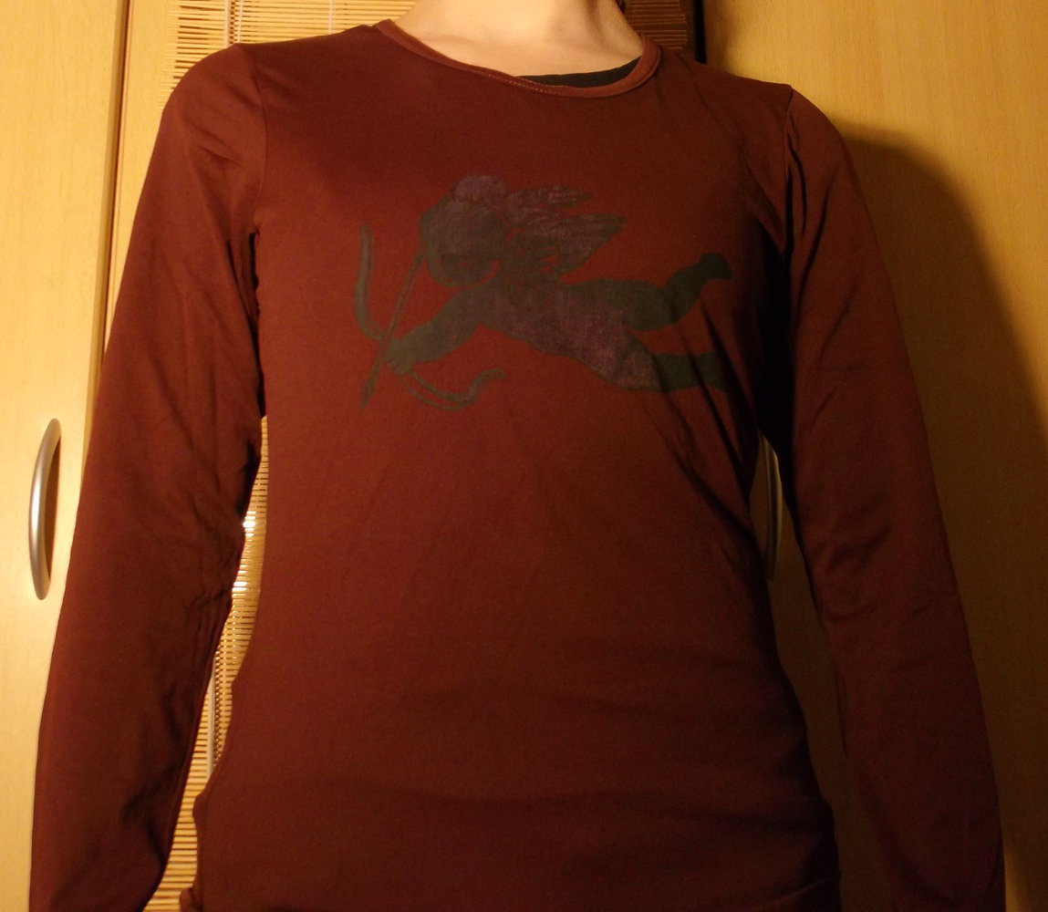 Weinrotes Longsleeve mit süßem Engel/Amor von Madonna