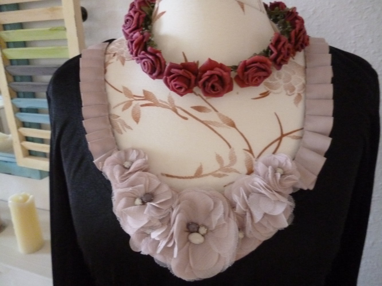 Apart Kleid mit Blütenkette Volantärmel 42