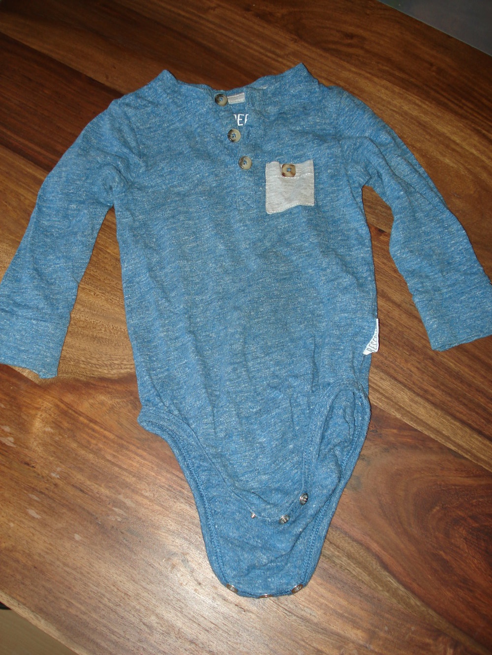 jeansblauer Langarm-Body