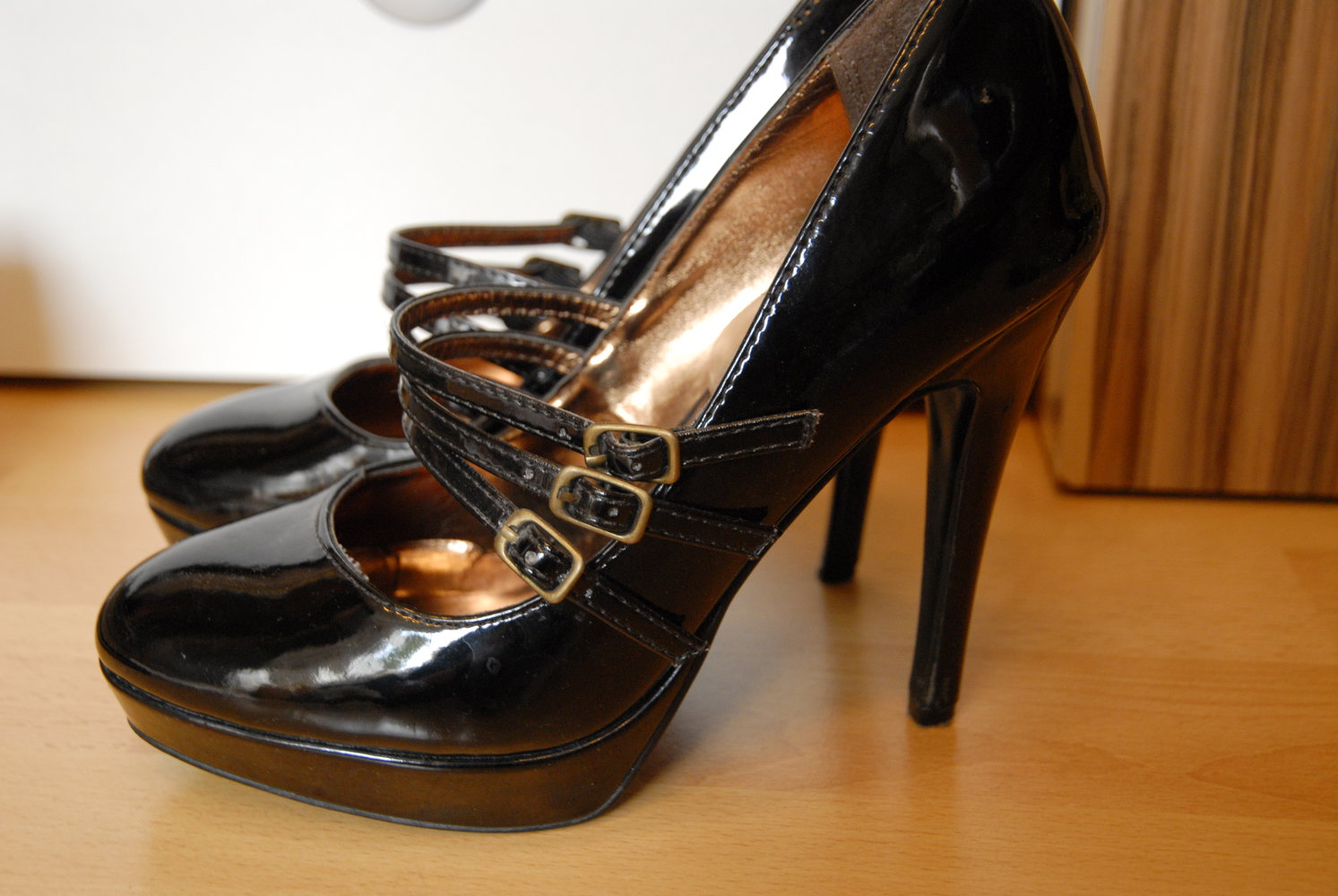 High Heels Riemchen schwarz Lack