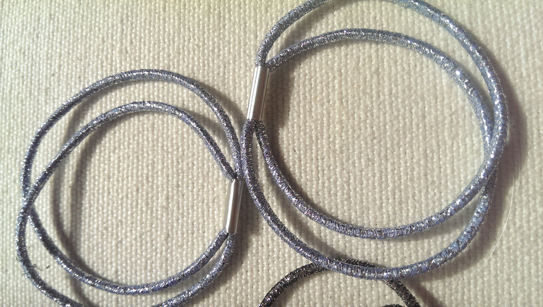 Süße Glitzerhaargummis