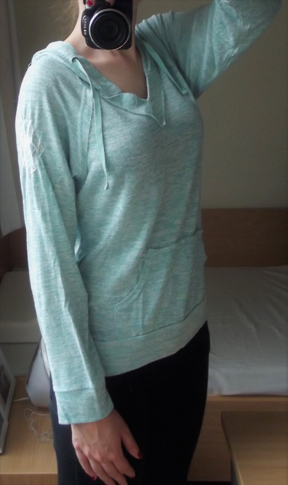 Hellblaues Oberteil mit Kapuze