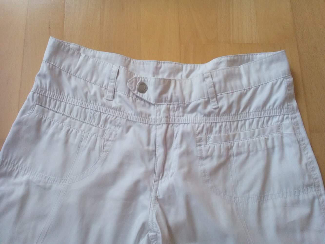 Luftige weiße Sommerhose