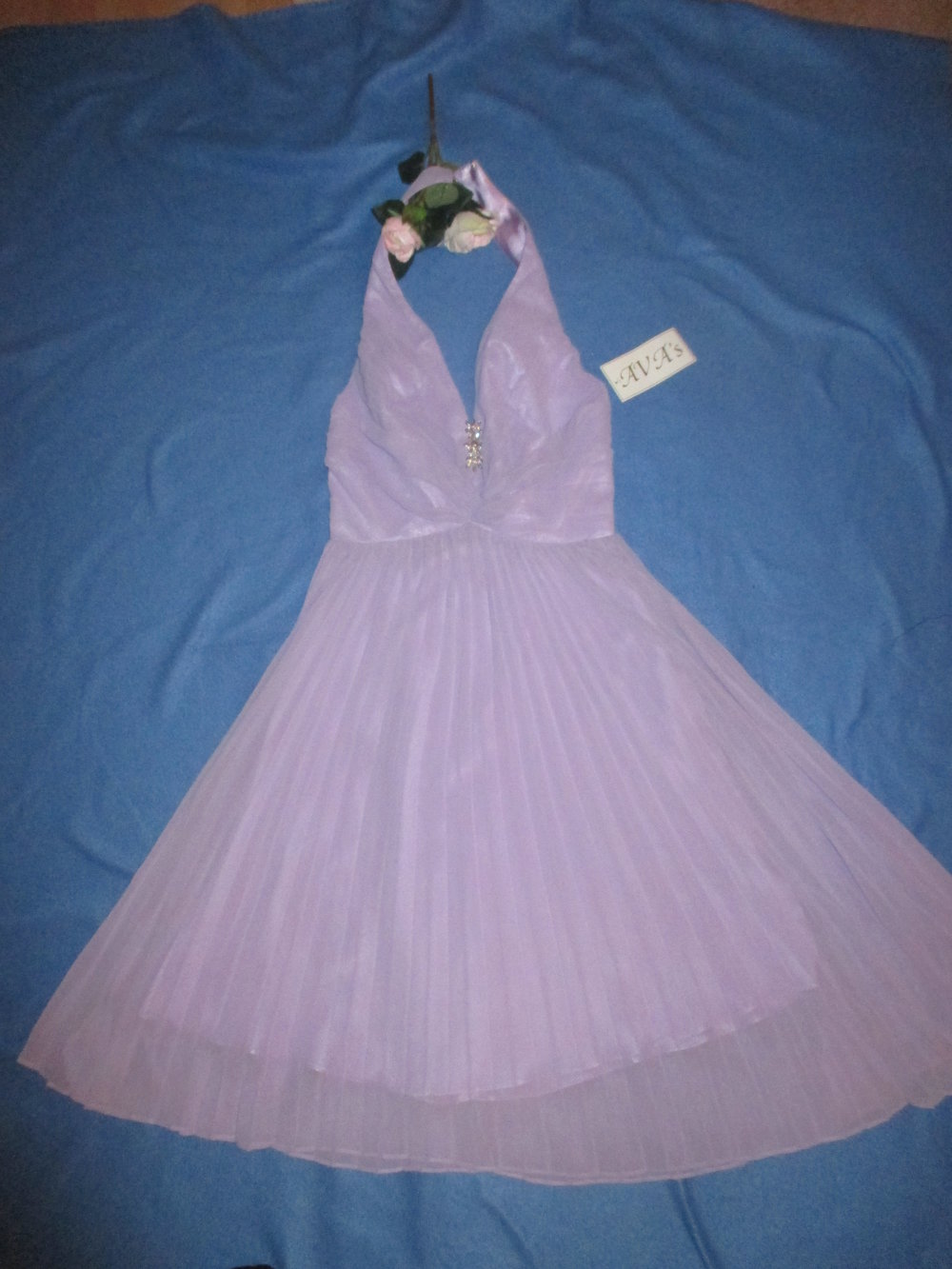 NEU mit Etikett * Marilyn Monroe * Cocktail * Abend * Ausgeh * Pliseè * Neckholder * Bustier * Kleid mit Glitzer- Kristalle * Brosche 