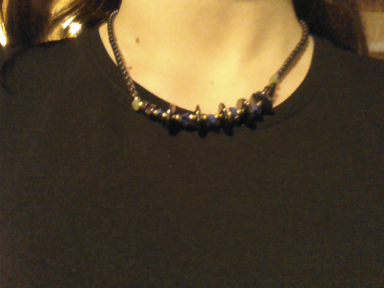 hübsche Kette im Beutelchen, Perlen, grau, schwarz, blau, grün