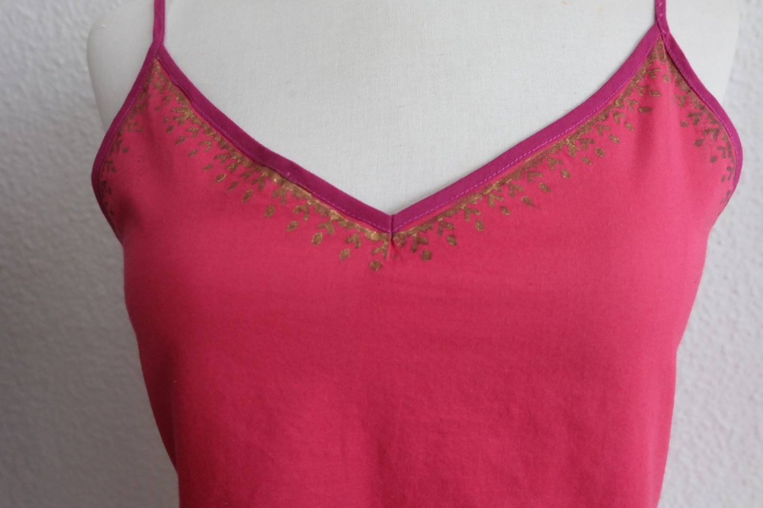 Fabindia, Top Bluse, Baumwolle aus Indien, Magenta Rot mit Gold Druck