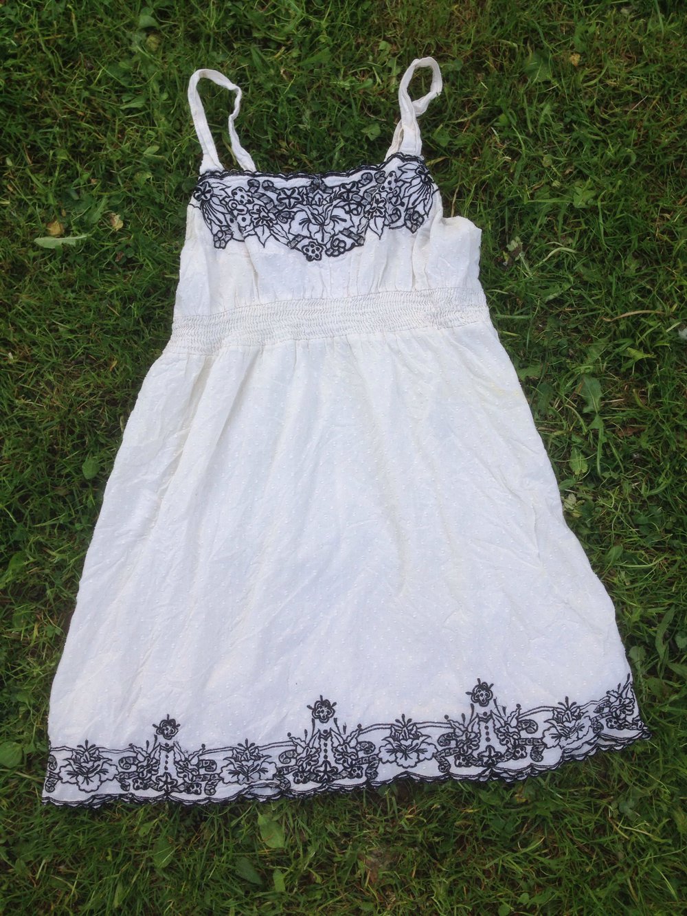 weißes Sommerkleid mit Blumenstickerei