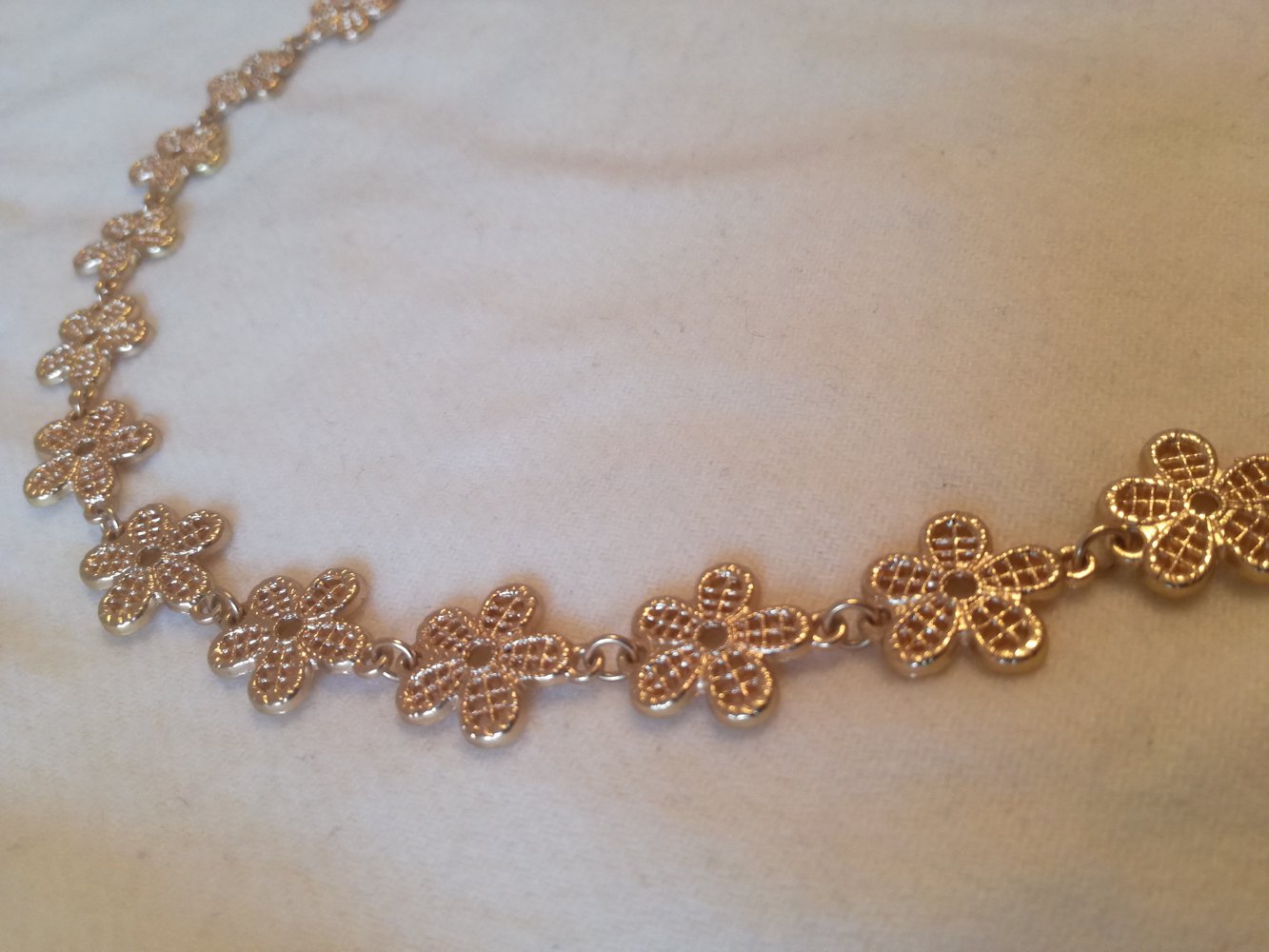 Goldene Blümchenkette