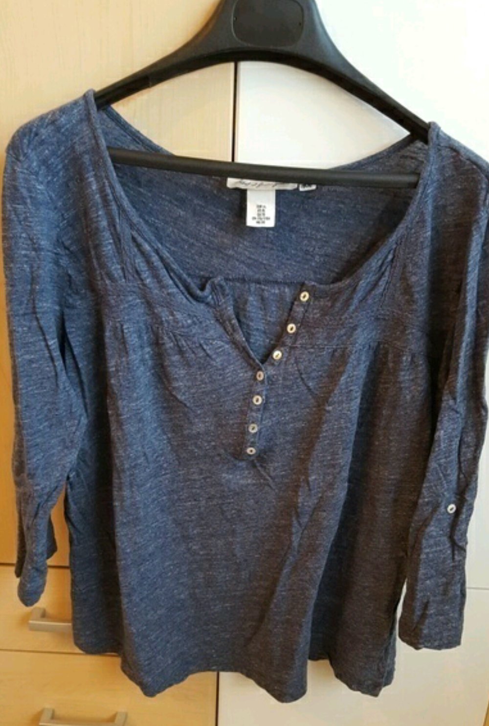 Blaues Oberteil mit Knöpfen