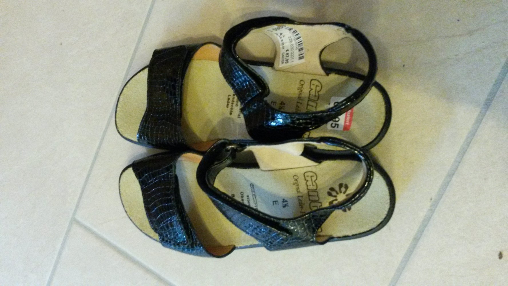 Schwarze Sandalen mit 