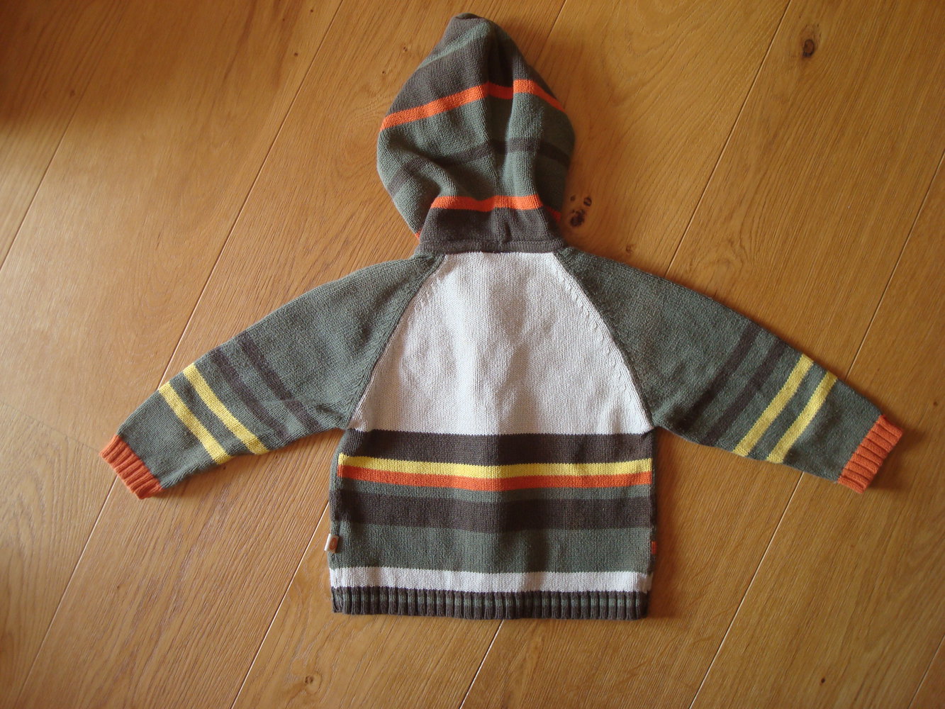 schöne Strickjacke mit Kapuze Gr. 86