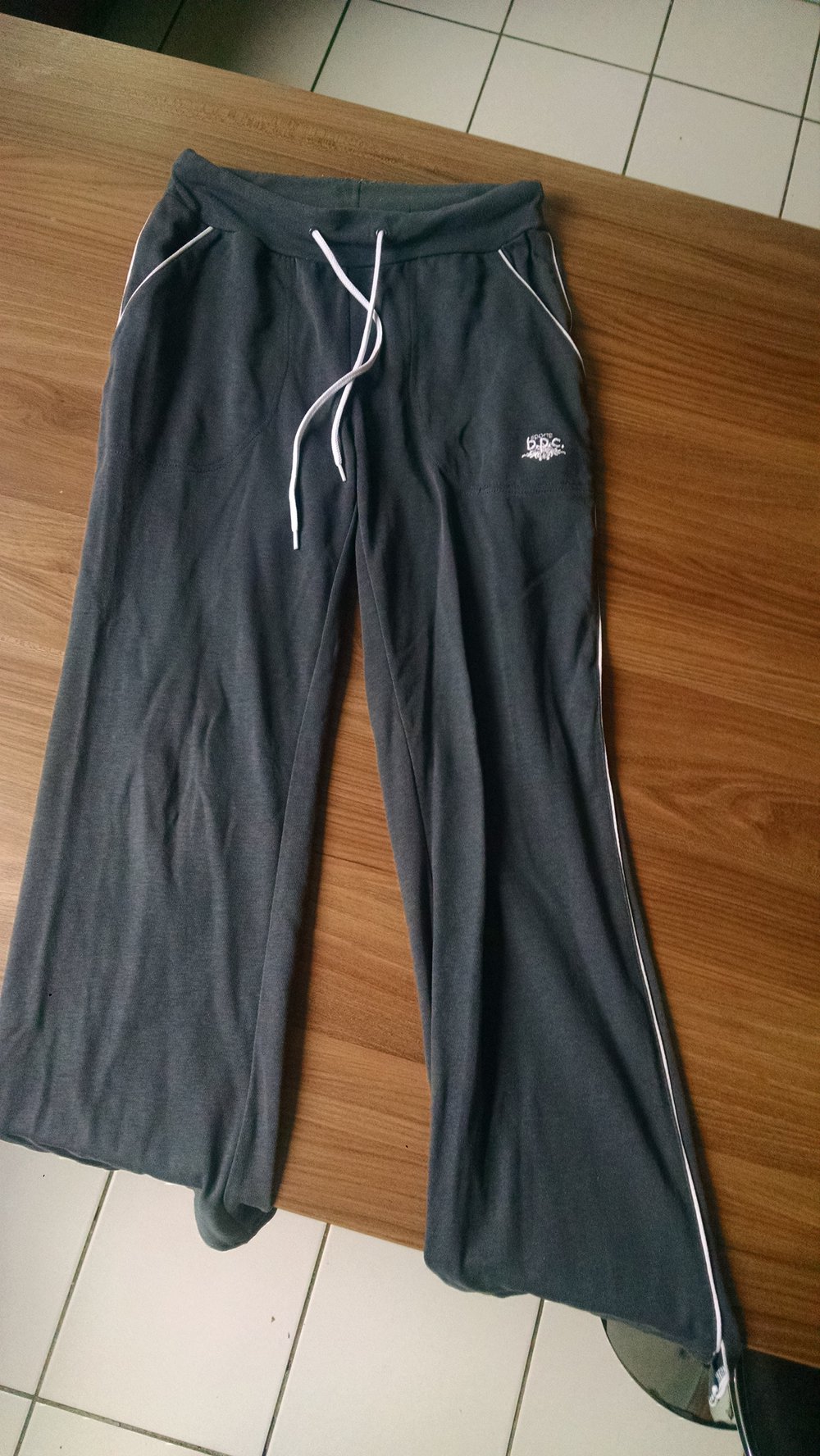 Lange Sporthose/Jogginghose Gr. 36/38 mit weißen Streifen