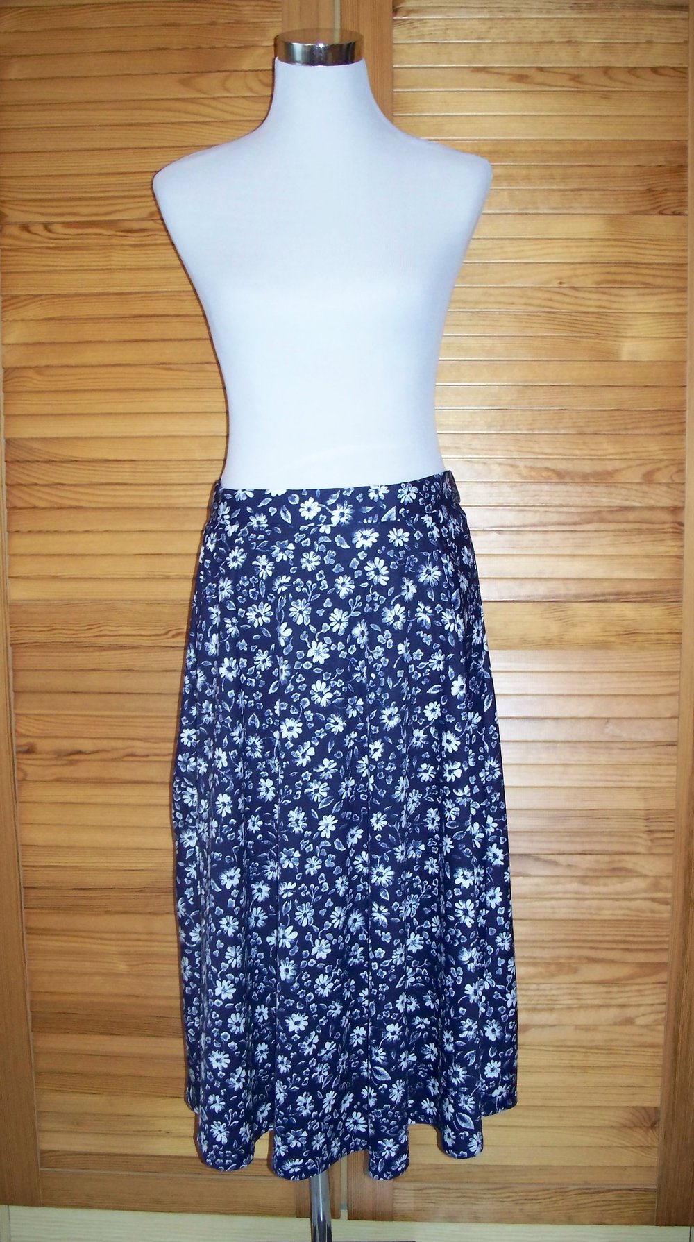 VINTAGE// Dunkelblau-weiß gemusterter Midirock mit Blumen high-waist Gr. 40/ 42