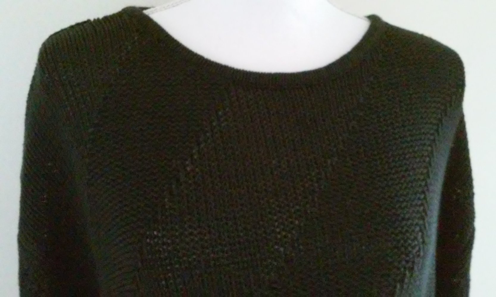 schwarzer Pulli langärmliger Pullover für kühle Sommertage Rundhalsausschnitt pflegeleicht