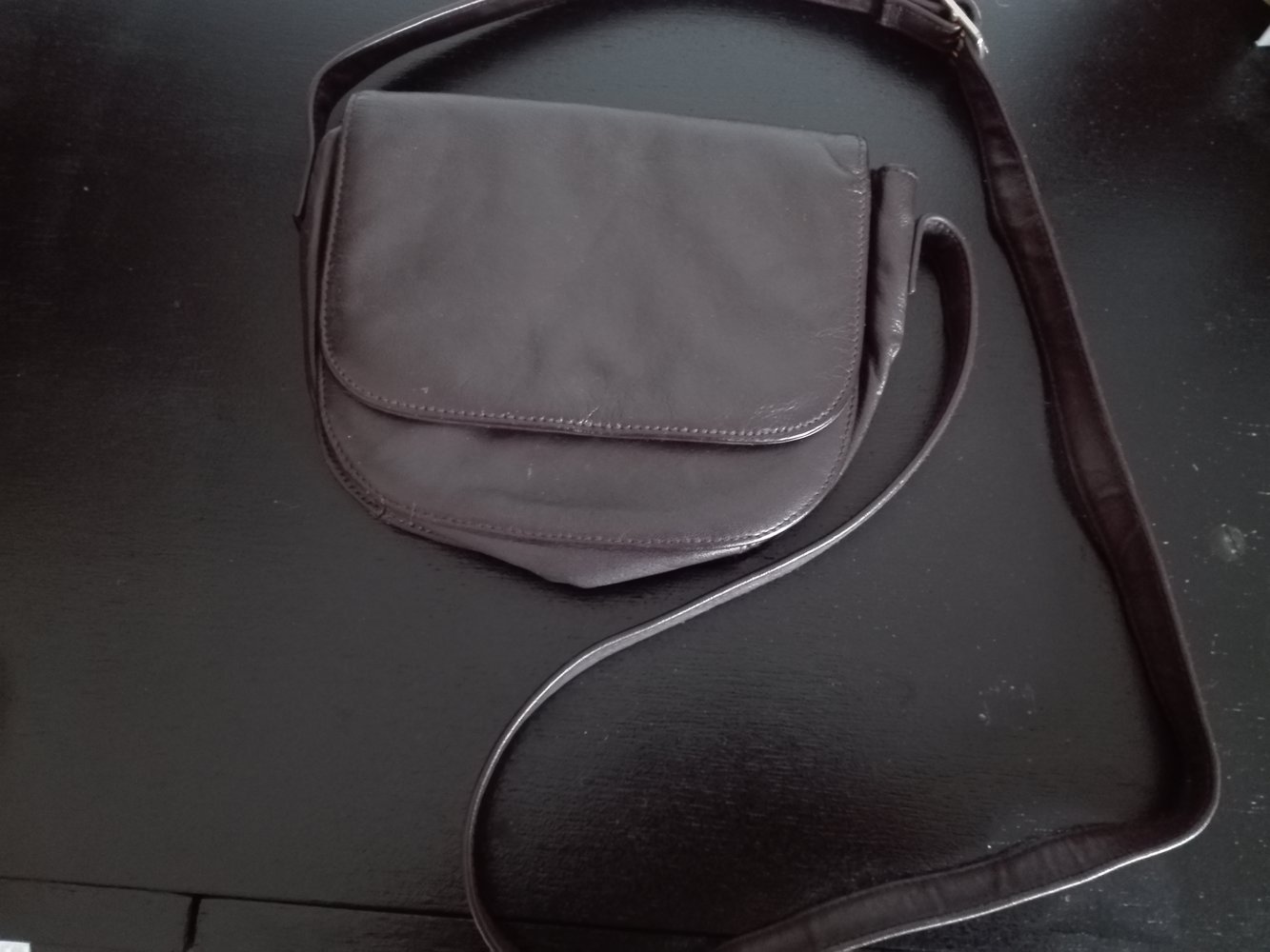 Kleine dunkelbraune Umhängtasche