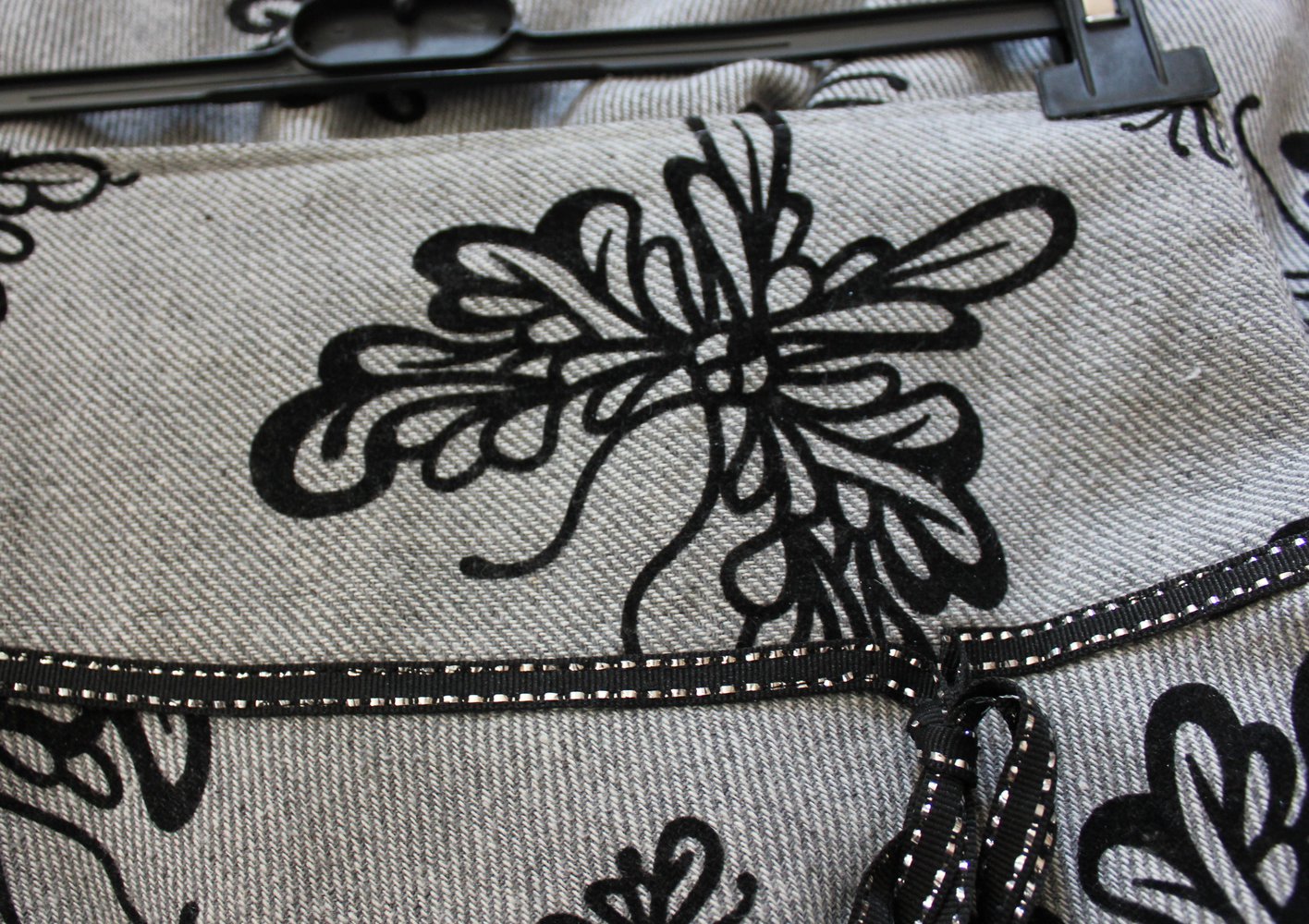 knielanger Rock mit Schmetterlingen