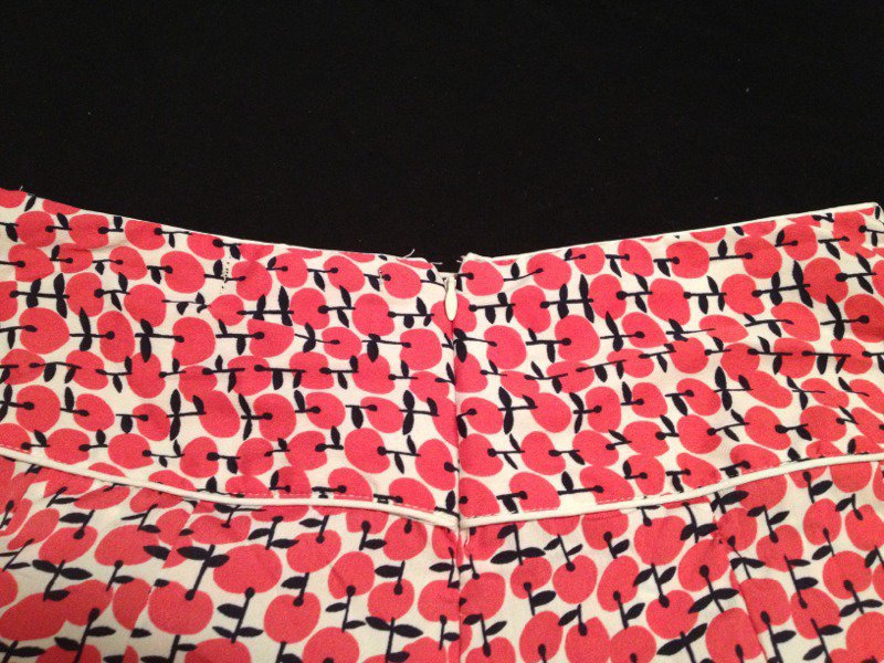 Rock/Hose mit rosanem Muster und goldenen Knöpfen