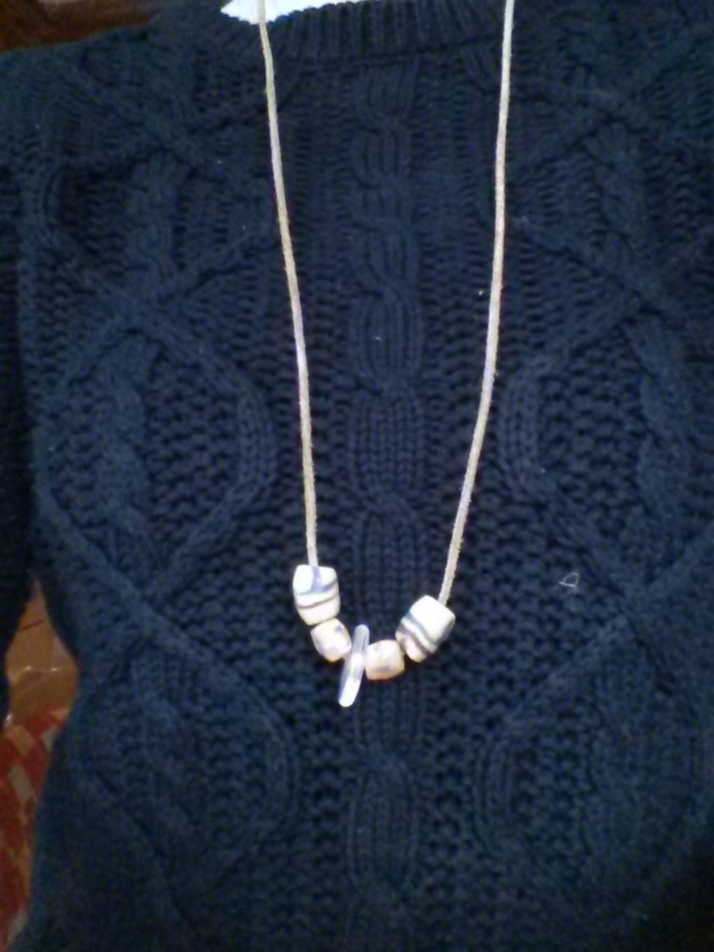 Kette, Lederband und Armreife