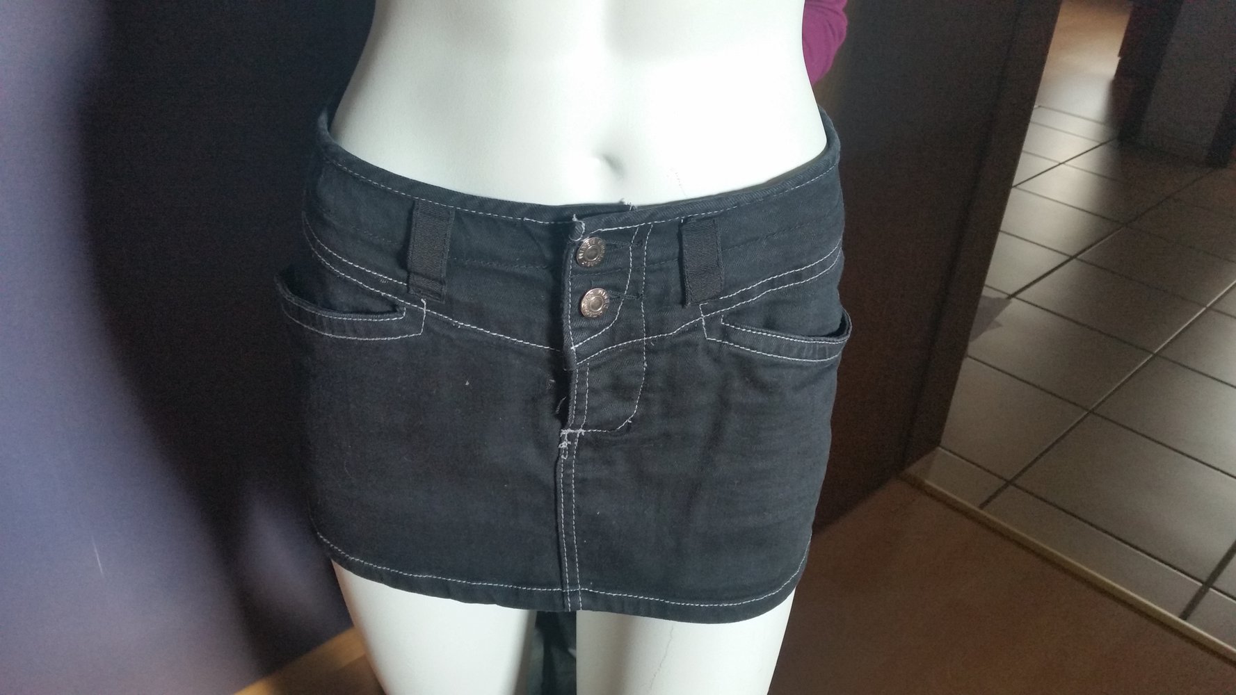 kurzer schwarzer Jeansrock mit grauen Nähten