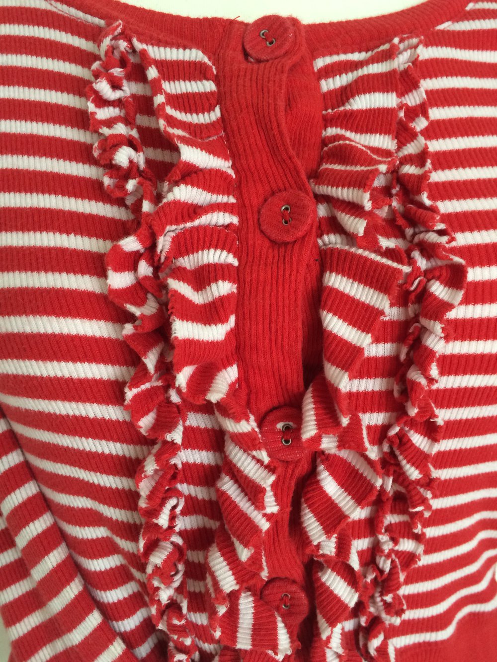 rot weiß gestreifter Cardigan mit Rüschen