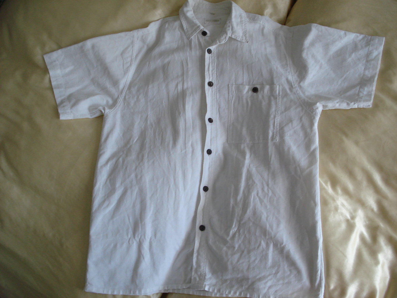 weißes robustes Kurzarm-Hemd