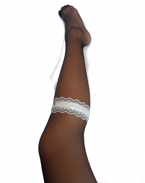 Schneeweißes Spitzenband mit Samtverzierung und Kreuzanhänger als Halsband oder Beinschmuck