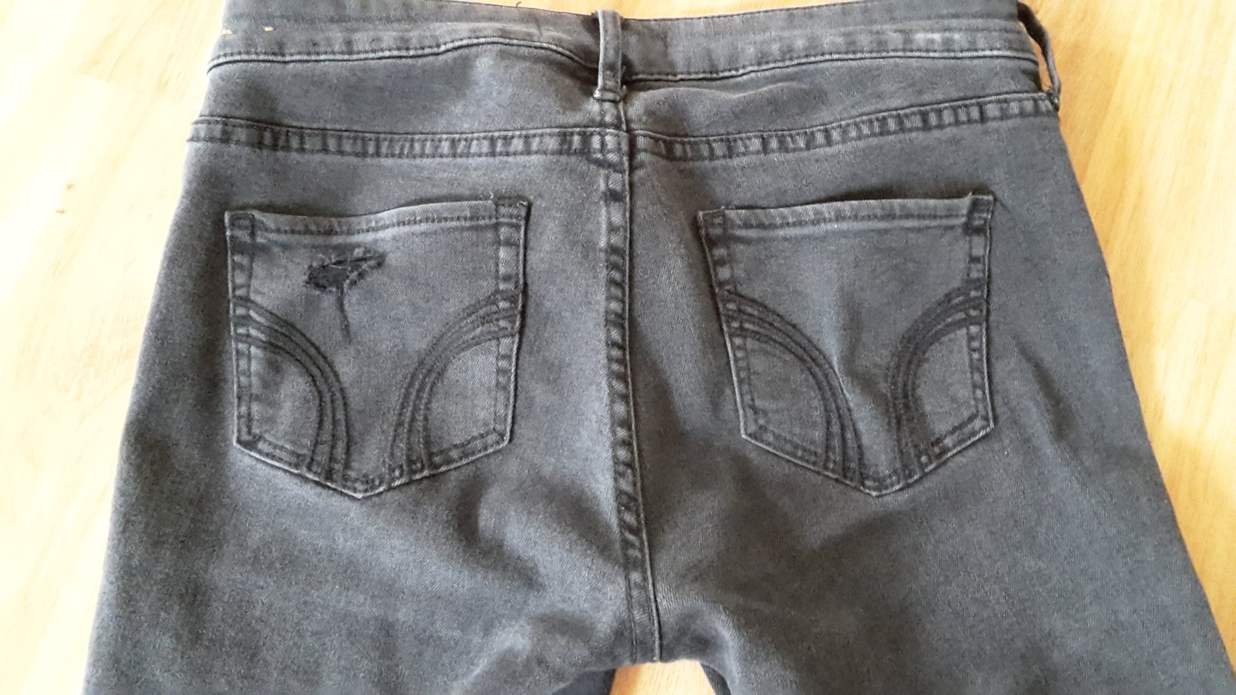 Schwarze Hollister Jeans mit Schlitz am Knie 
