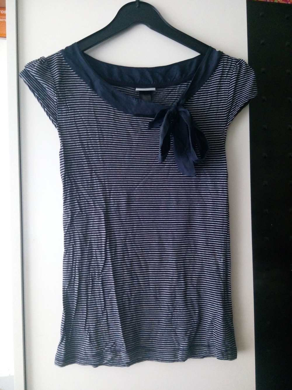 Süßes gestreiftes T-Shirt mit Seiden Schleife