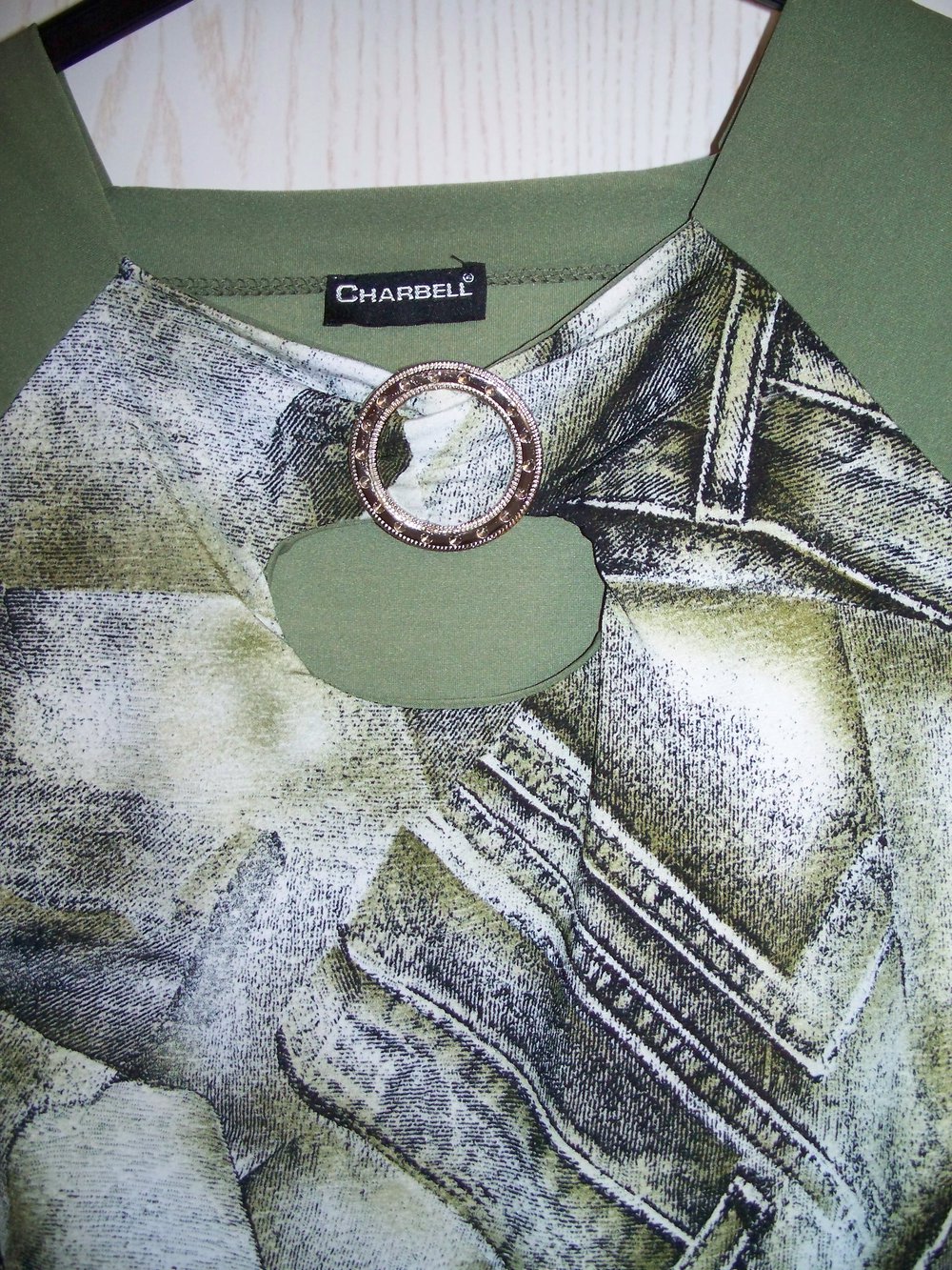 Retro-Shirt in khaki-grün mit sexy Cut-Out vorne