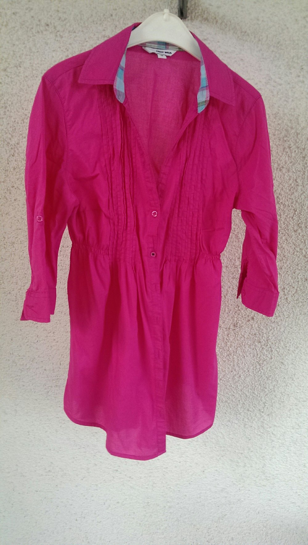 Süße pinke Bluse mit Knöpfen