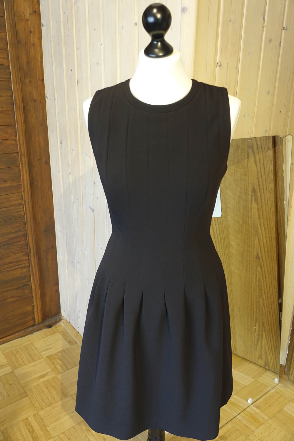 Schwarzes Kleid mit Faltenwurf NEU mit Etikett