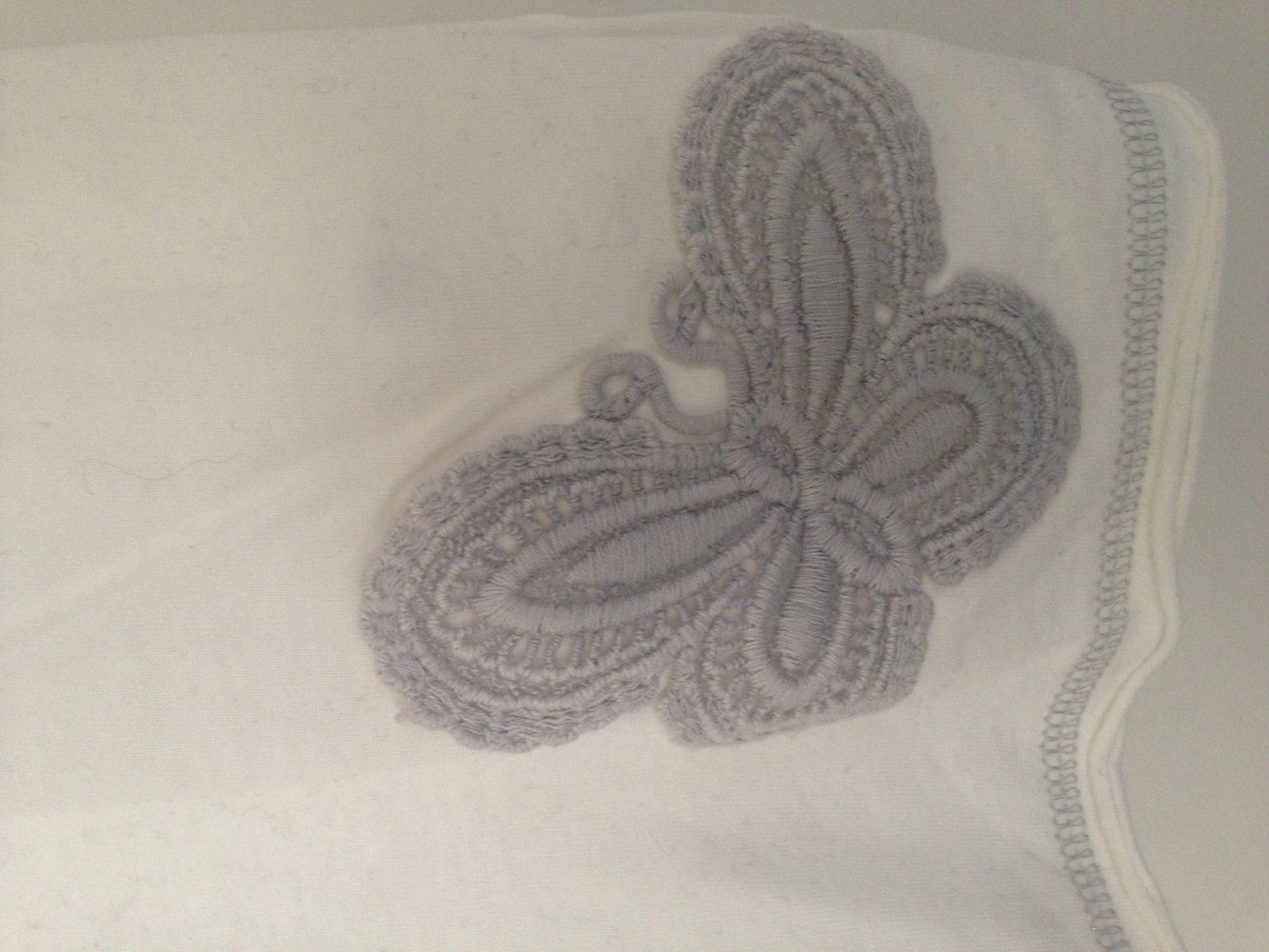 Trägertop mit aufgesticktem Schmetterling