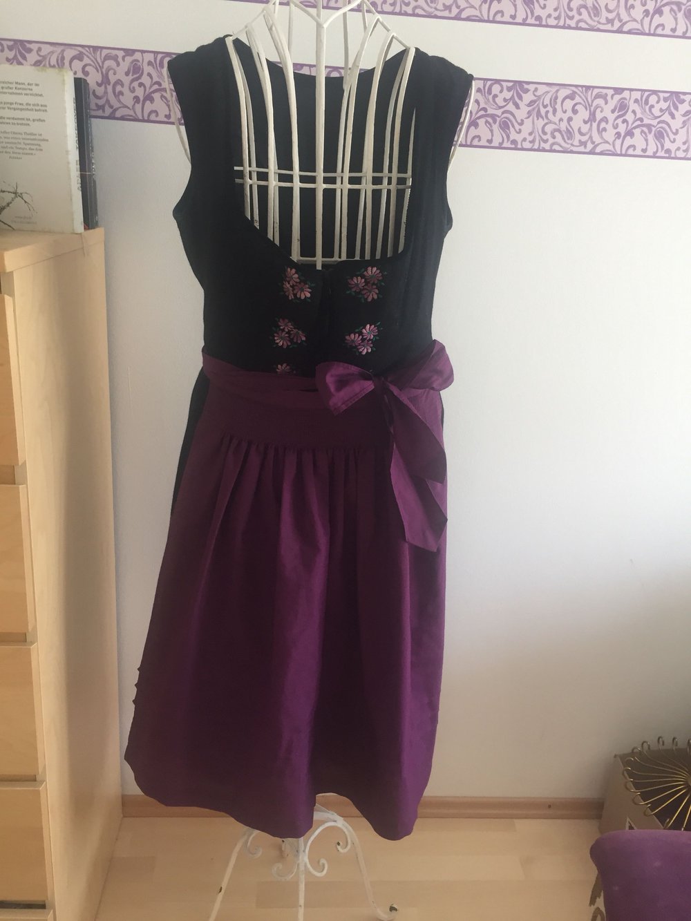 Schwarzes Vintage-Dirdl