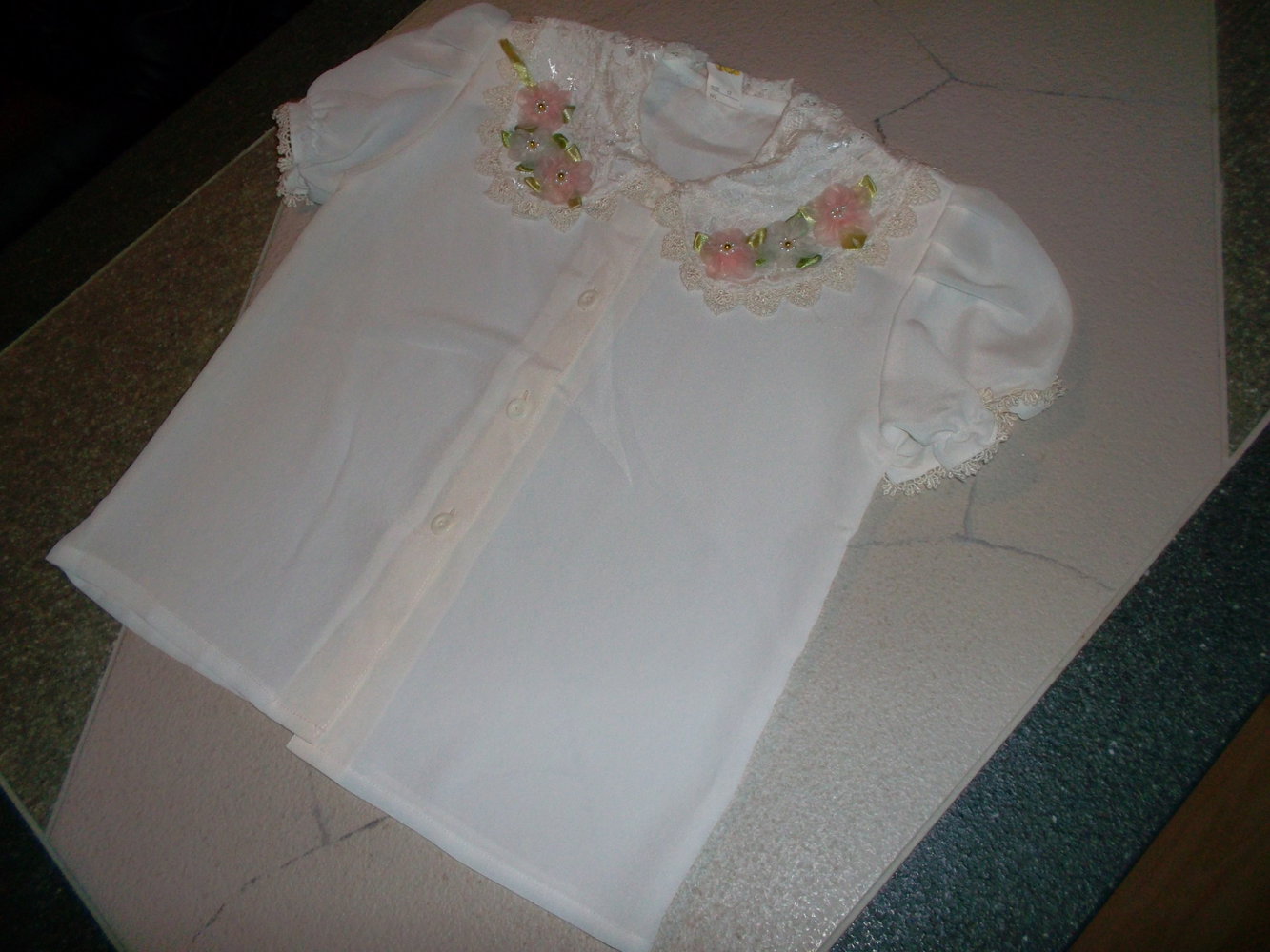 feine bluse,weiss mit blümchen am kragen,gr.128