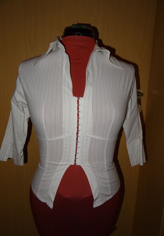 Schöne Bluse weiß mit Nadelstreifen ca. Gr. 38 und Häkchenverschluss