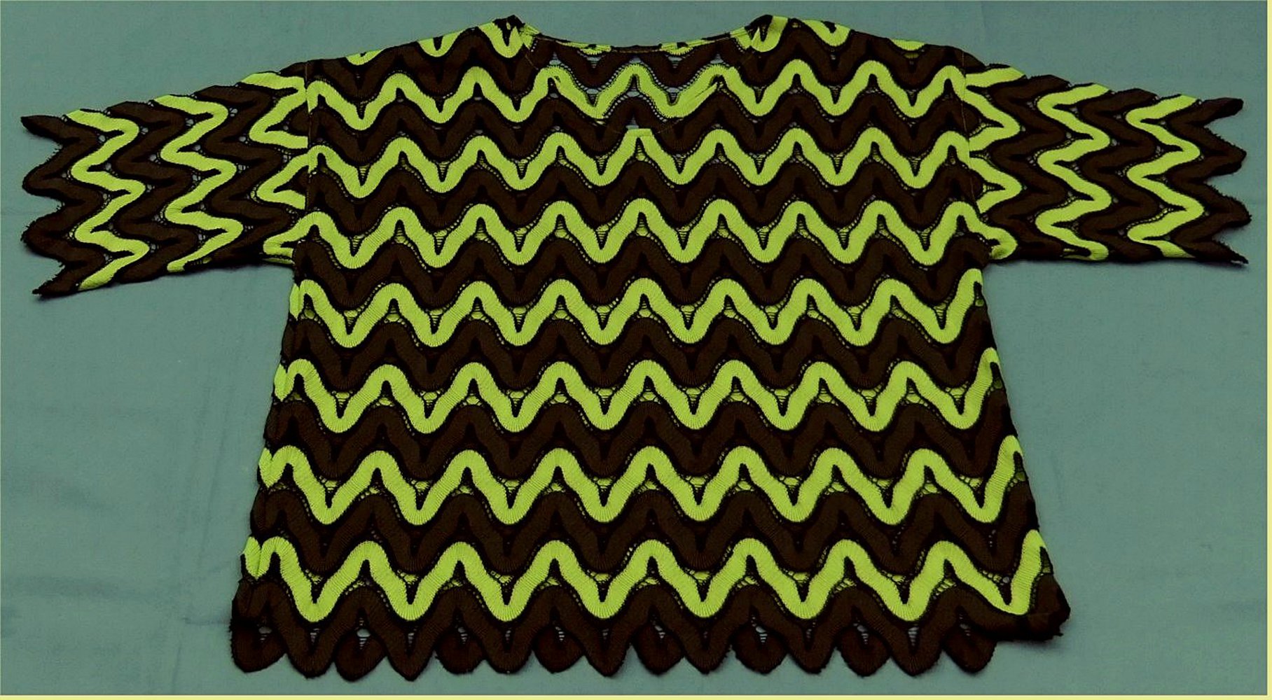 Sommerpulli kurzärmlig - von Chanaz Couture exclusiv - hellgrün / dunkelgrün