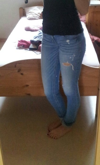 Enge Hollister-Jeans mit Löchern